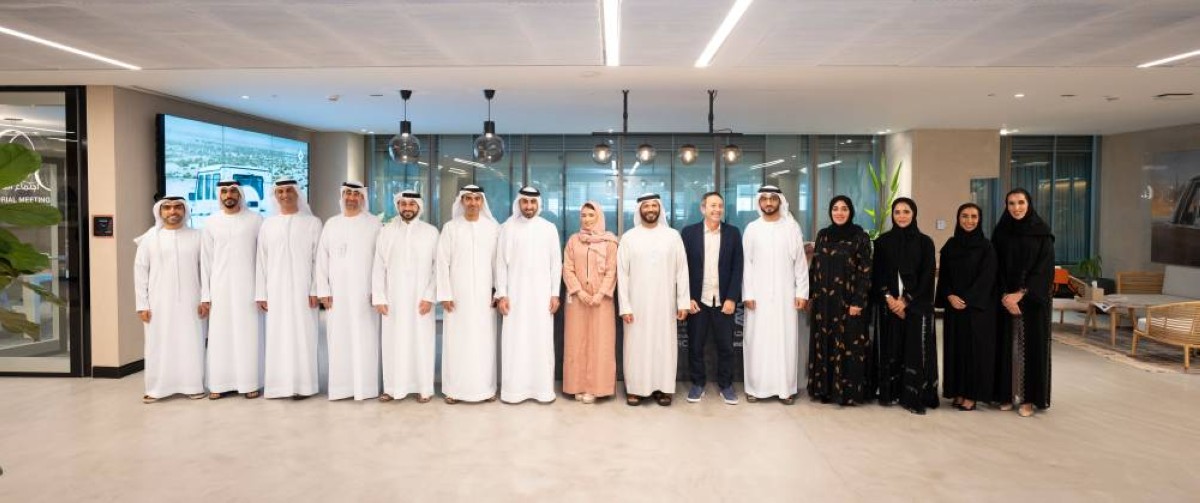 مروان بن غليطة يتوسط المشاركين في اللقاء الإعلامي وفي مقدمتهم حامد بن كرم ومريم الملا وإبراهيم شكر الله ورائد برقاوي وماجدة راشد وماجد المري وعدد من مسؤولي دائرة الأراضي والأملاك في دبي والمكتب الإعلامي لحكومة دبي