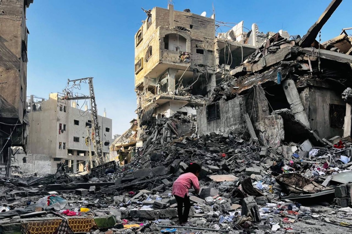 فتاة فلسطينية تتفقد أنقاض مبنى دمرته غارة إسرائيلية في بيت لاهيا