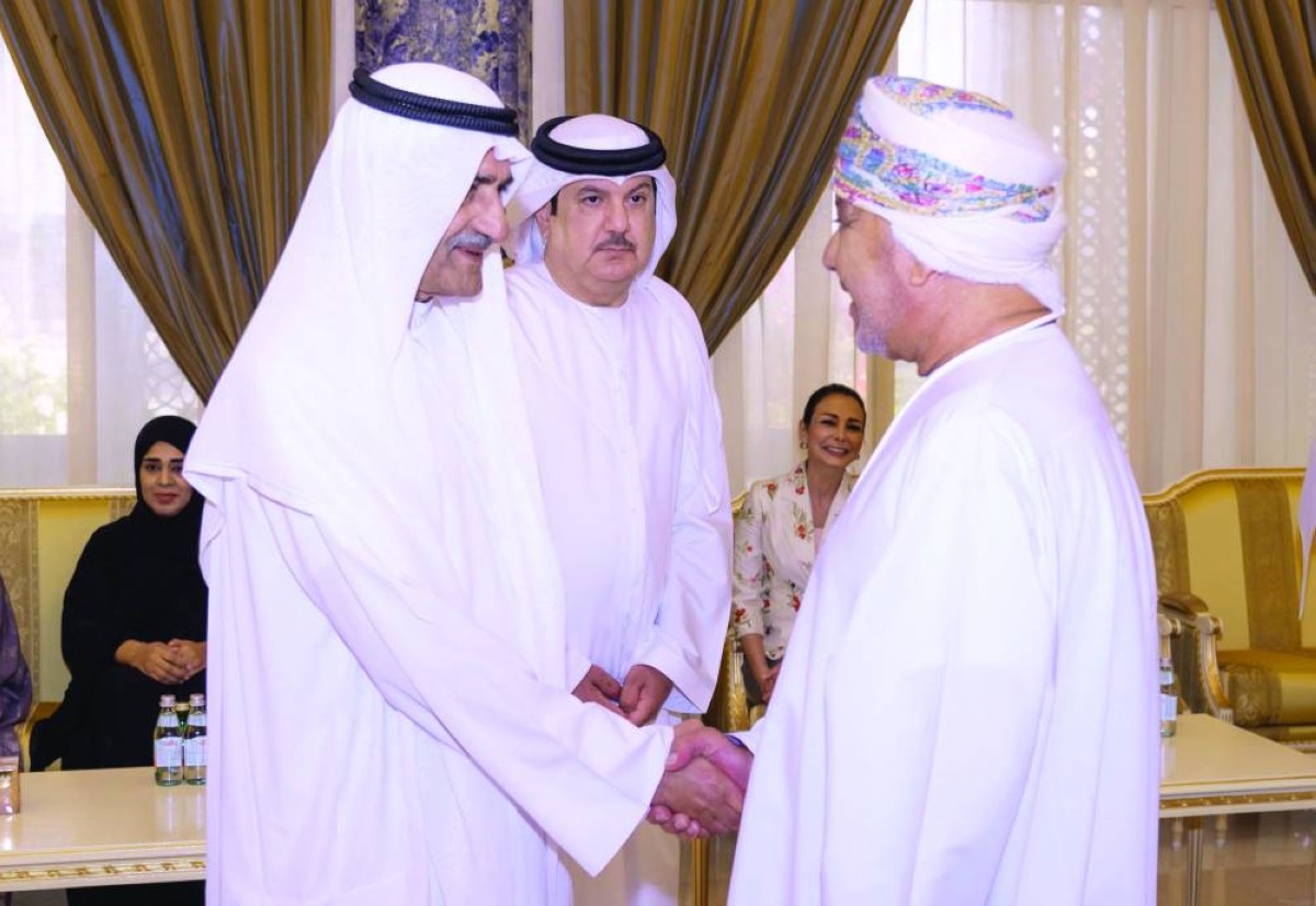 حمد الشرقي مستقبلاً المشاركين في ملتقى الفجيرة الدولي للتعدين بحضور محمد الأفخم