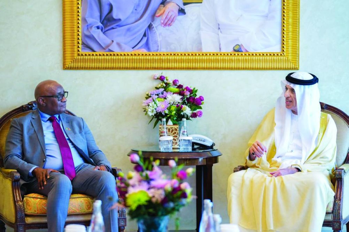 سعود بن صقر خلال استقباله أحد السفراء