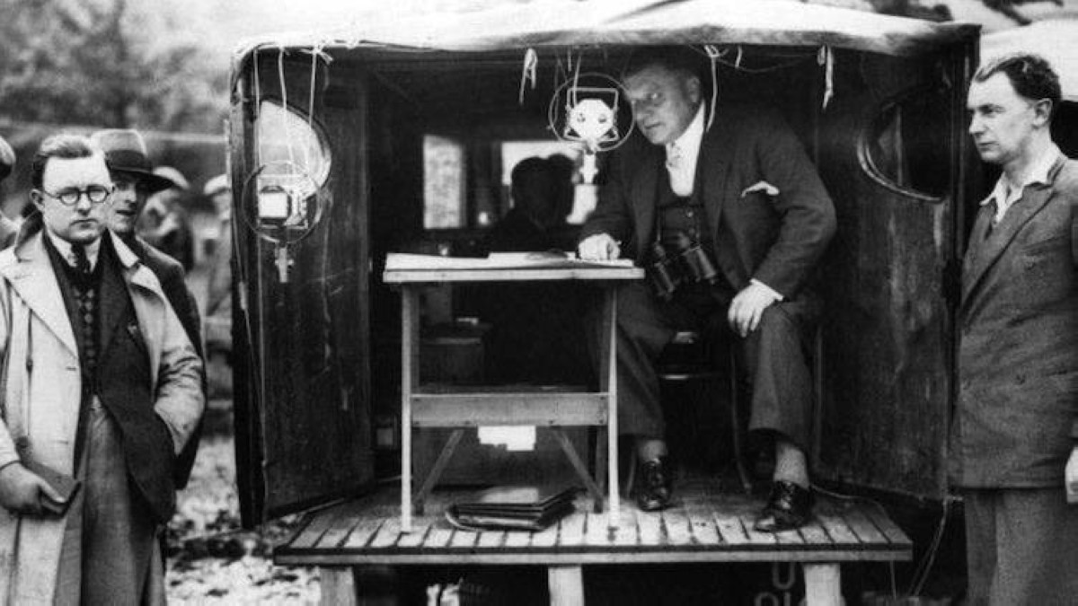 1928 -  بدء أول بث تلفزيوني في المملكة المتحدة.