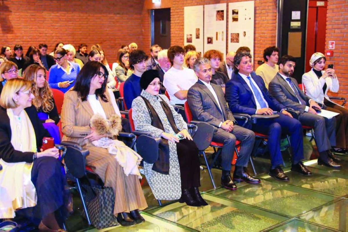 جواهر القاسمي خلال فعاليات الملتقى بحضور أحمد العامري ونخبة من المتخصصين