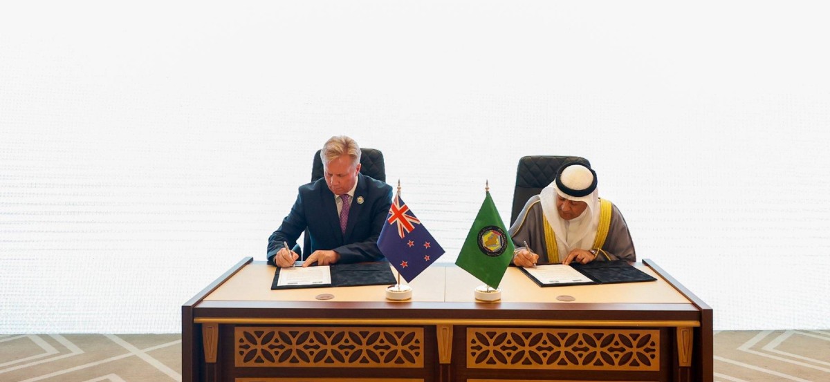 أمين عام مجلس التعاون الخليجي ووزير التجارة النيوزيلندي خلال توقيع الاتفاقية