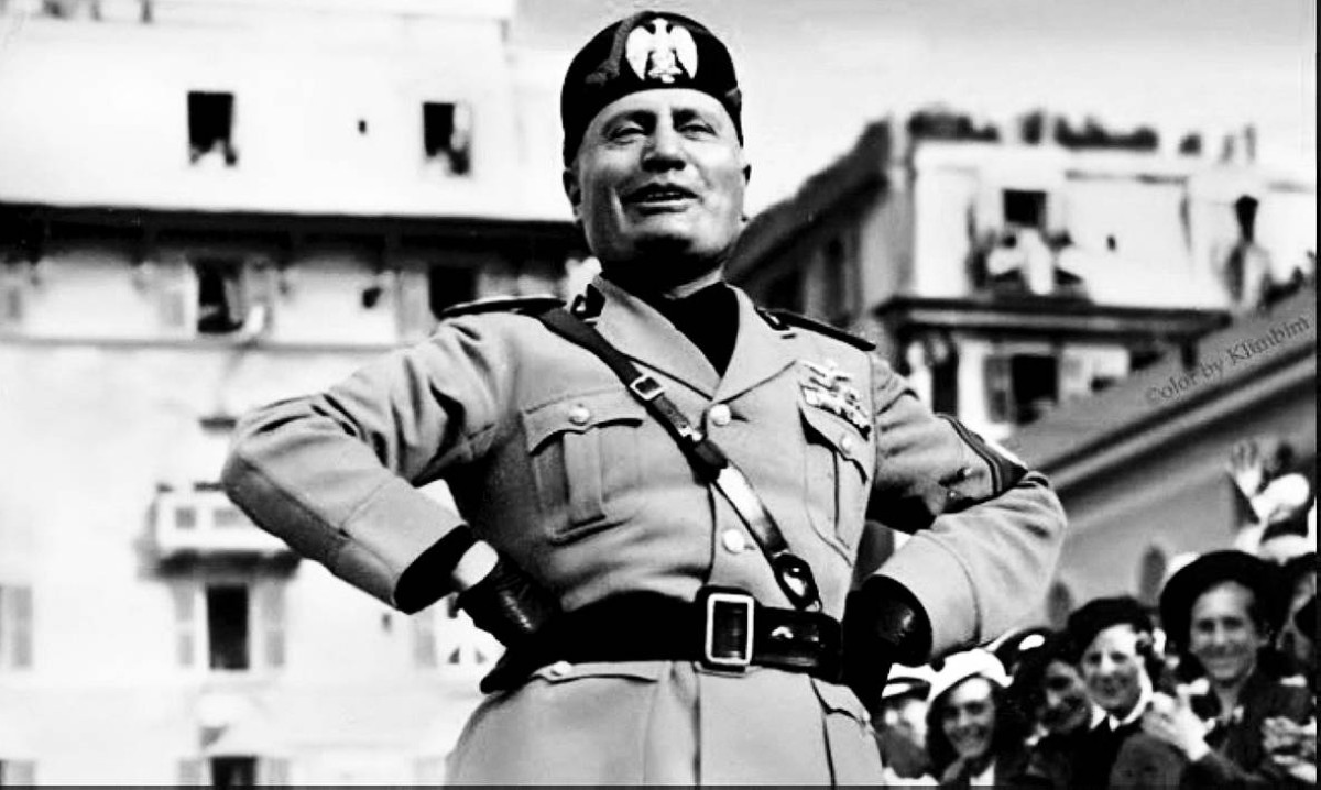 1937 - الزعيم الإيطالي بينيتو موسوليني يعلن إنشاء محور برلين - روما أثناء الحرب العالمية الثانية.
