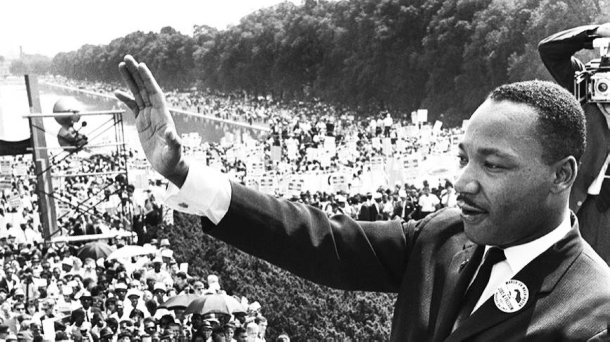 1983 - أمريكا تعتمد قراراً يعتبر فيه يوم عيد ميلاد مارتن لوثر كينغ عيداً وطنياً سنوياً في الولايات المتحدة.