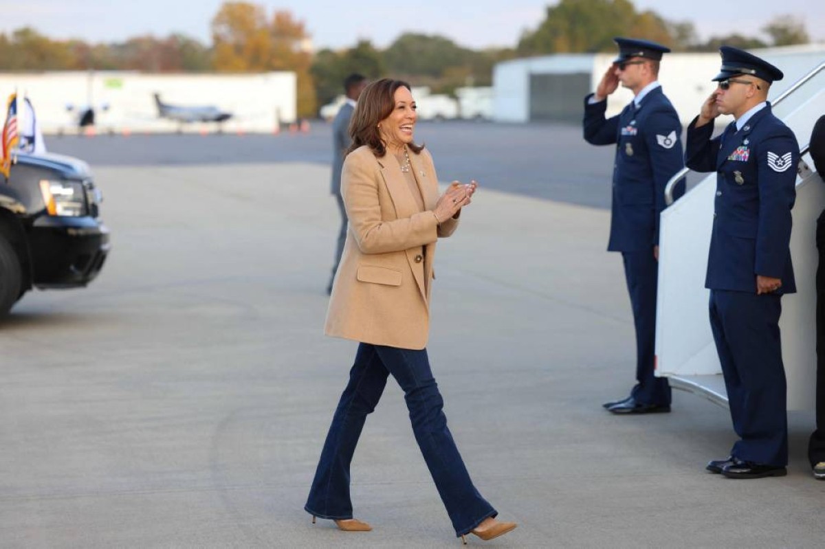 هاريس في مطار شارلوت دوغلاس الدولي بولاية نورث كارولينا