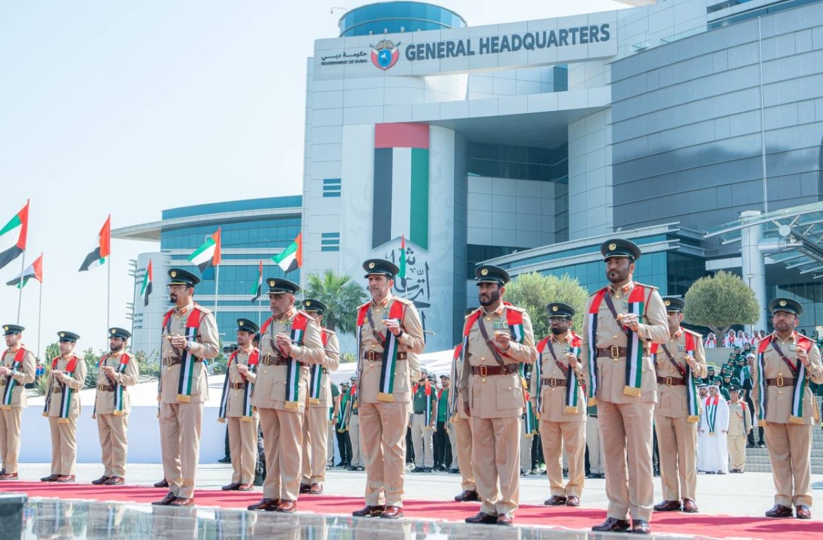 عبدالله المري والقيادات الشرطية خلال رفع العلم أمام مبنى القيادة العامة لشرطة دبي