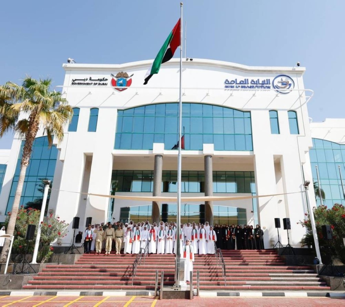 عصام الحميدان وأعضاء النيابة خلال رفع العلم