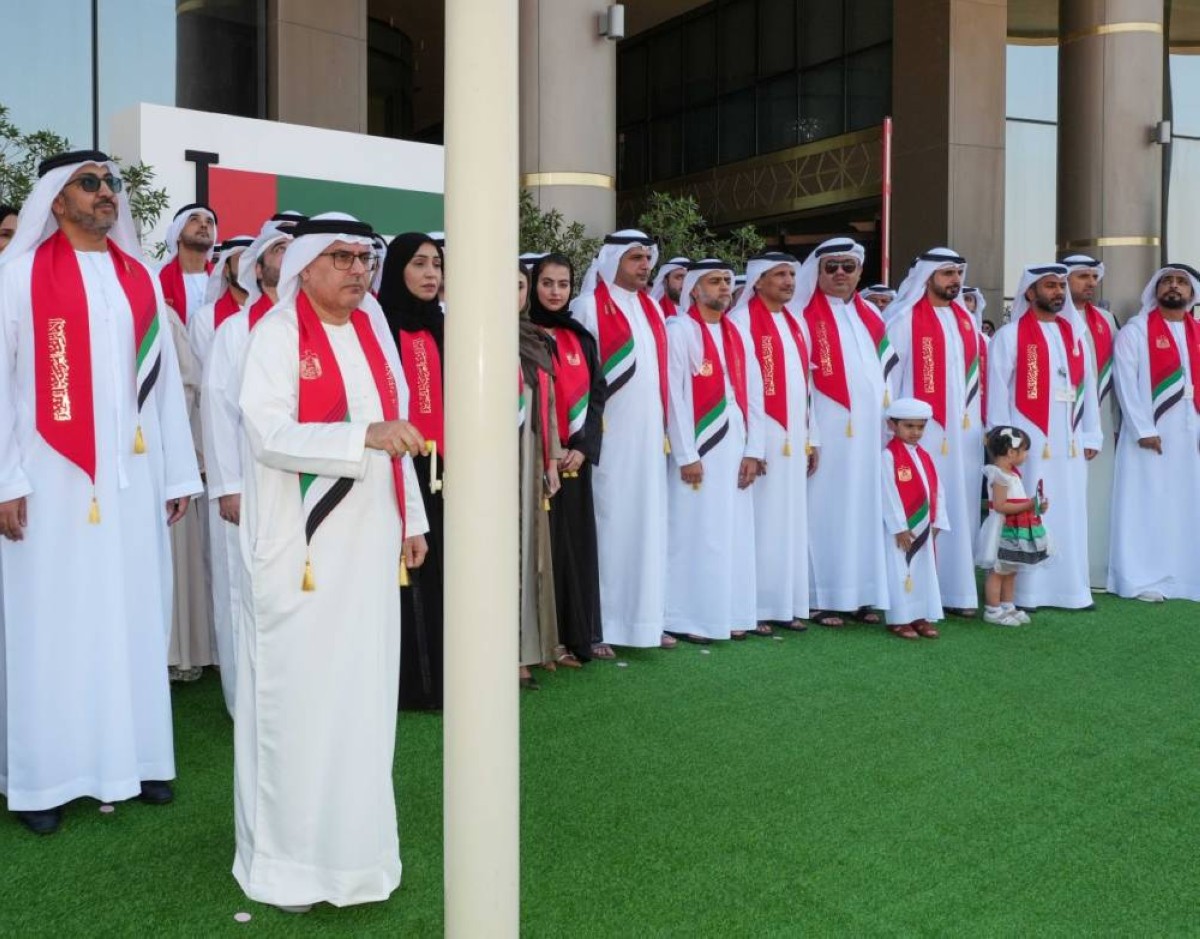 عبدالرحمن العور والمسؤولون خلال الاحتفالية بمبنى وزارة الموارد البشرية والتوطين