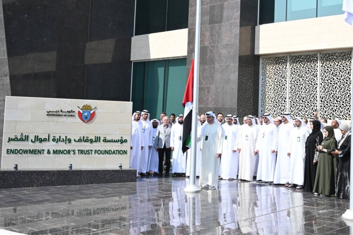 علي المطوع ومسؤولو مؤسسة الأوقاف وإدارة أموال القصر خلال الاحتفالية
