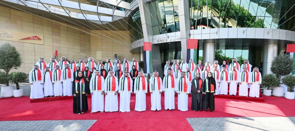 مطر الطاير ومسؤولو هيئة الطرق والمواصلات خلال الاحتفالية