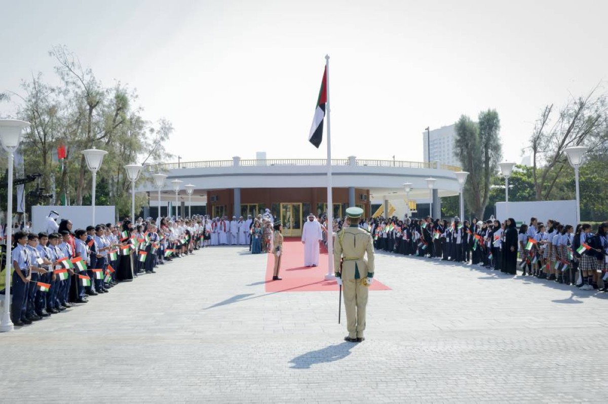 أحمد بن محمد خلال رفع علم الدولة في متحف دار الاتحاد بدبي | تصوير: خليفة عيسى ومحمد هشام
