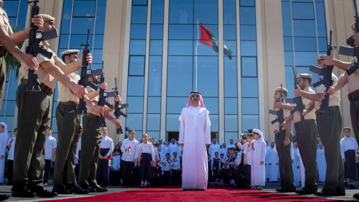 عمار النعيمي خلال رفع العلم في مبنى الجهات الحكومية بعجمان