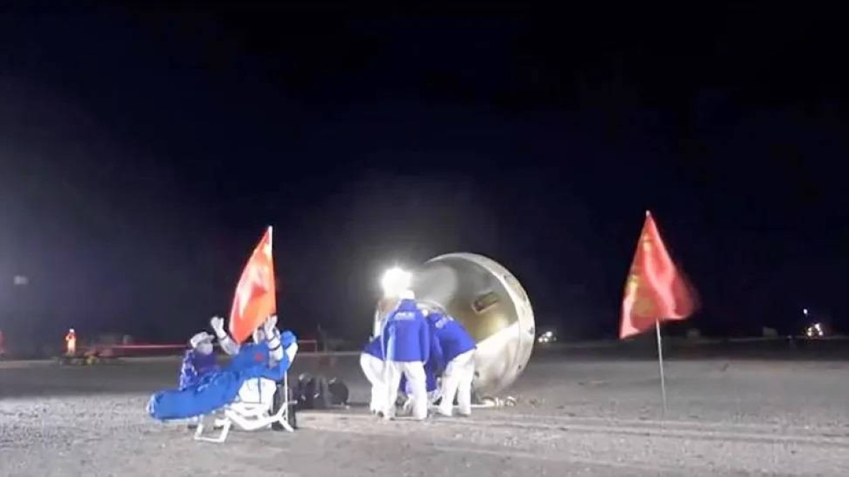 مركبة الفضاء الصينية شنتشو 18 وعلى متنها رواد الفضاء يي جوانجفو ولي كونغ ولي جوانجسو في موقع هبوط دونجفينج في شمال الصين