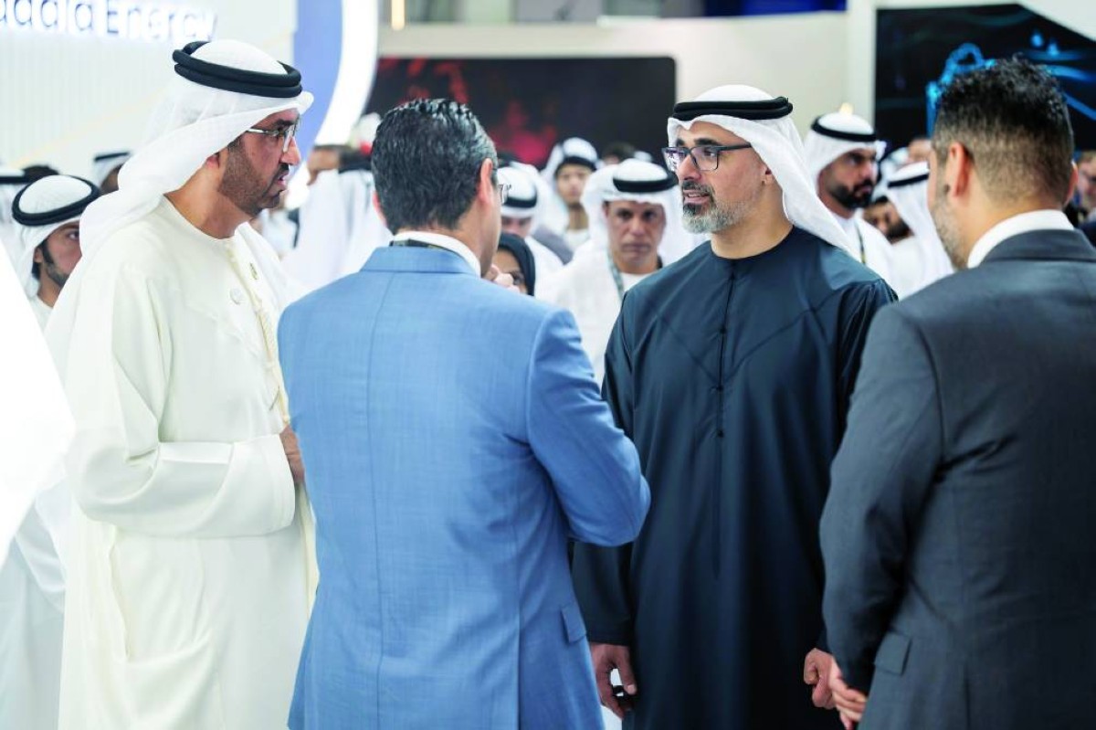 خالد بن محمد يتفقد الأجنحة المشاركة في المعرض بحضور سلطان الجابر