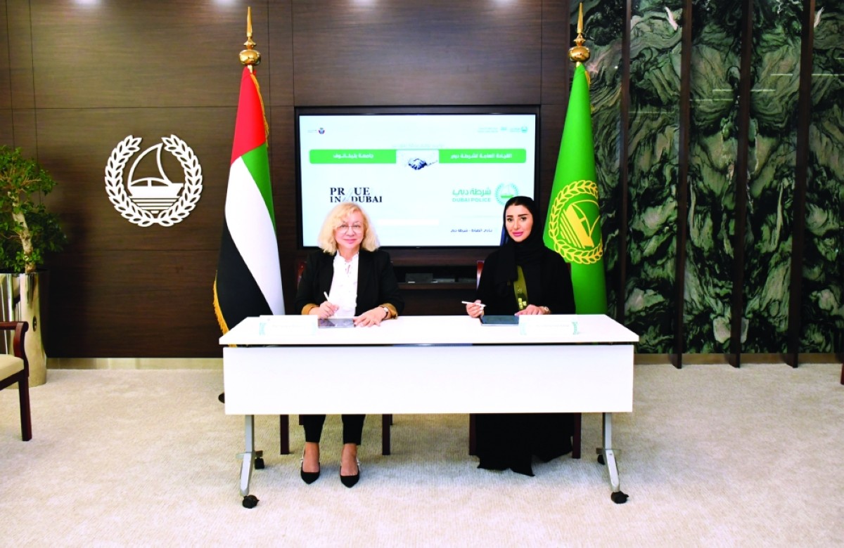منى العامري وسفيتلانا مالكاروفا خلال توقيع الاتفاقية