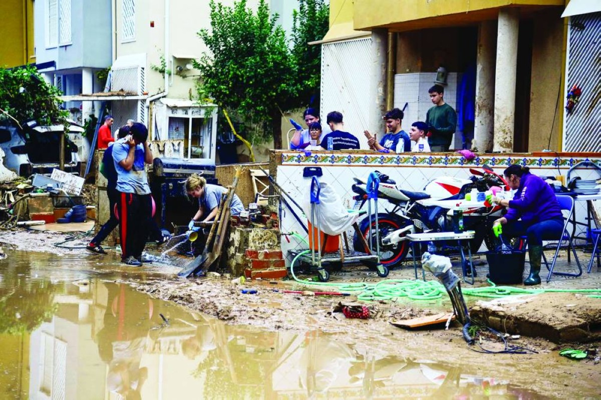 جهود تنظيف في الفافار بمنطقة فالنسيا، شرقي إسبانيا