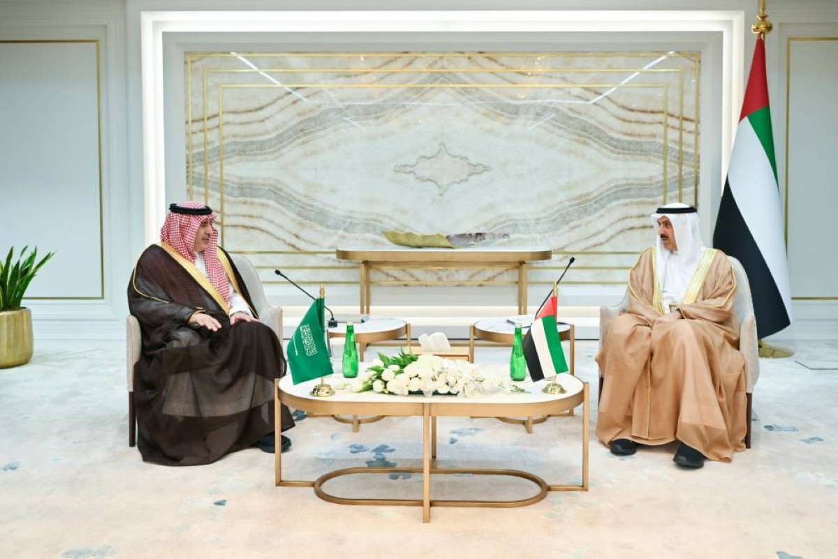 صقر غباش وسلطان العنقري خلال المباحثات
