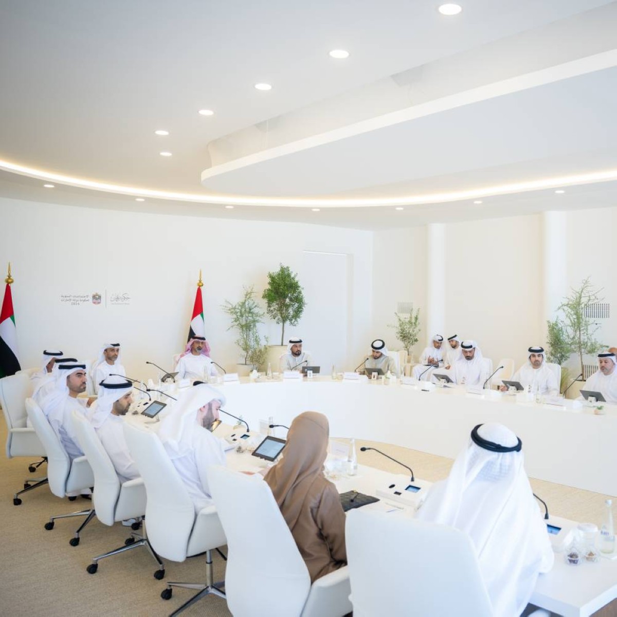 عمار النعيمي مترئساً اجتماع «التنفيذي» بحضور أحمد وعبد العزيز وراشد بن حميد والأعضاء