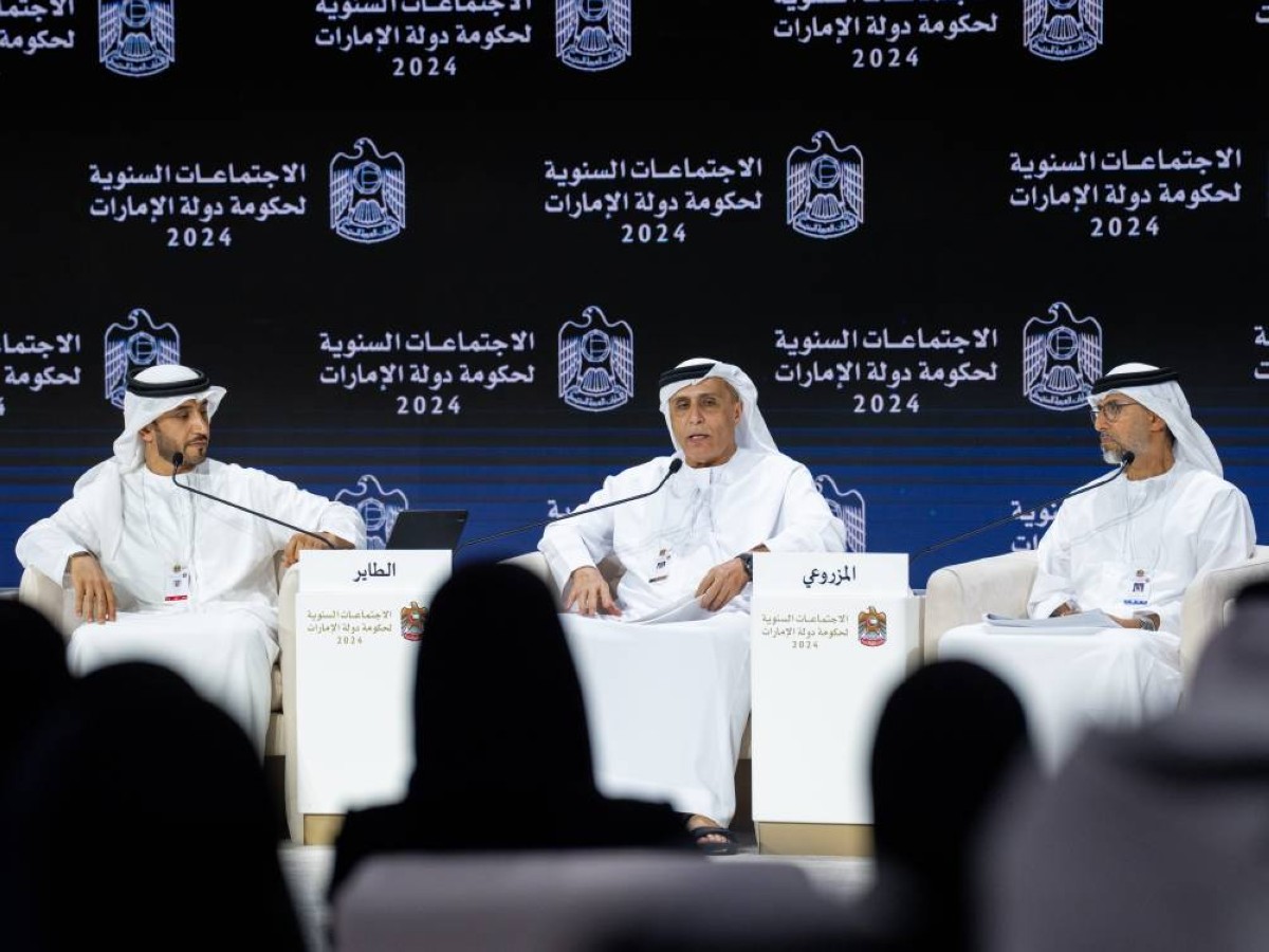 سهيل المزروعي ومطر الطاير خلال الجلسة