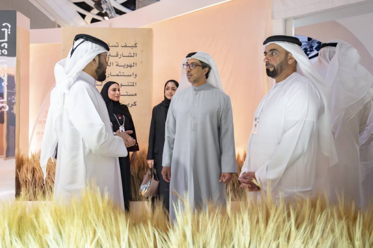 منصور بن زايد يطّلع على أبرز المشاريع بحضور سيف بن زايد