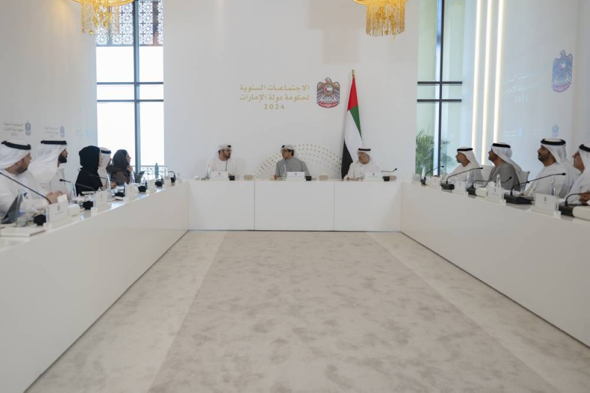 منصور بن زايد مترئساً الاجتماع بحضور محمد القرقاوي وعبدالرحمن العويس والوزراء | تصوير: عيسى الحمادي