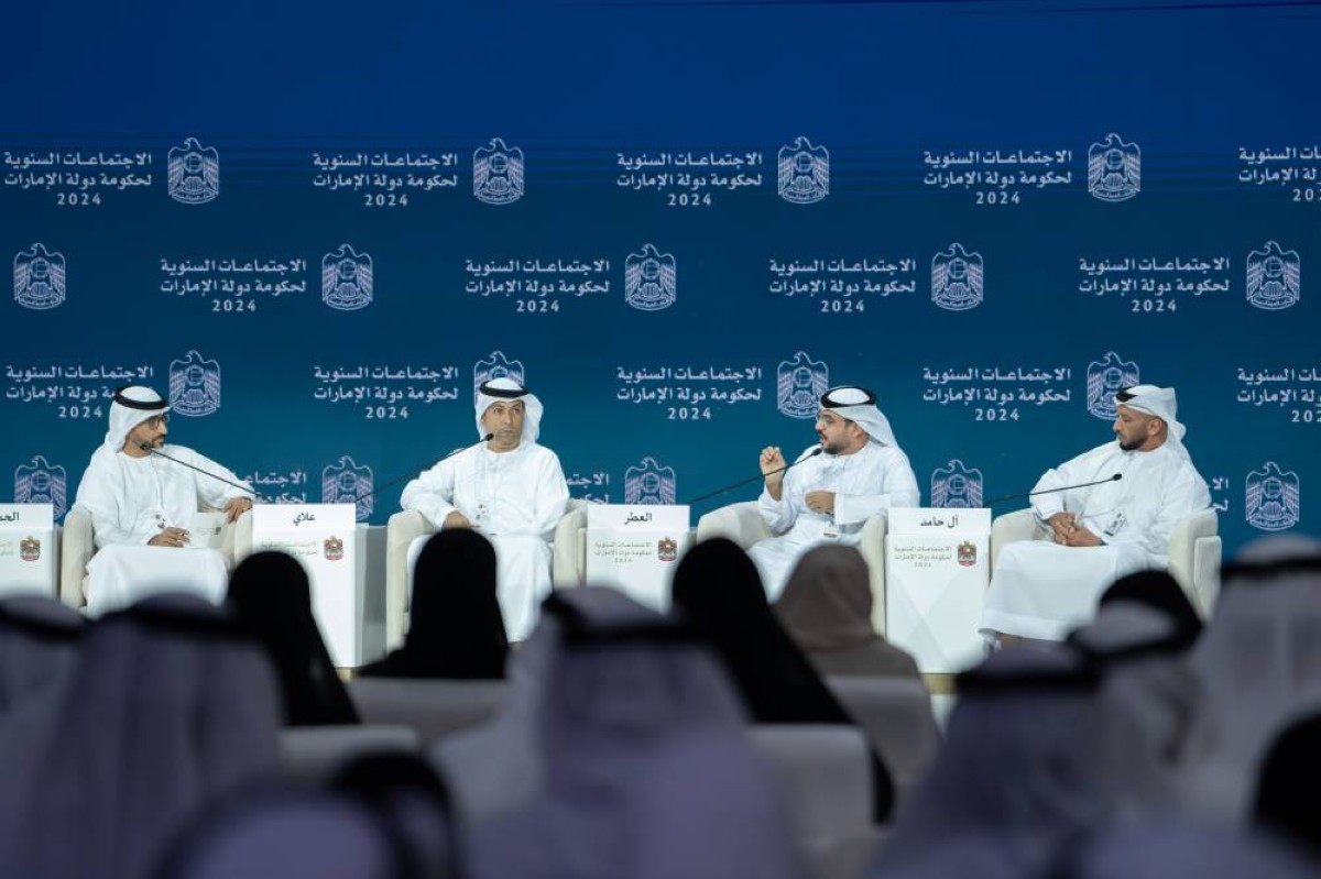عبدالله آل حامد وسعيد العطر وطارق علاي خلال الجلسة