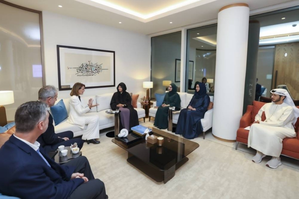 لطيفة بنت محمد خلال لقائها روث بورات بحضور هالة بدري ومنى القرق وسعيد بن خرباش وعدد من المسؤولين