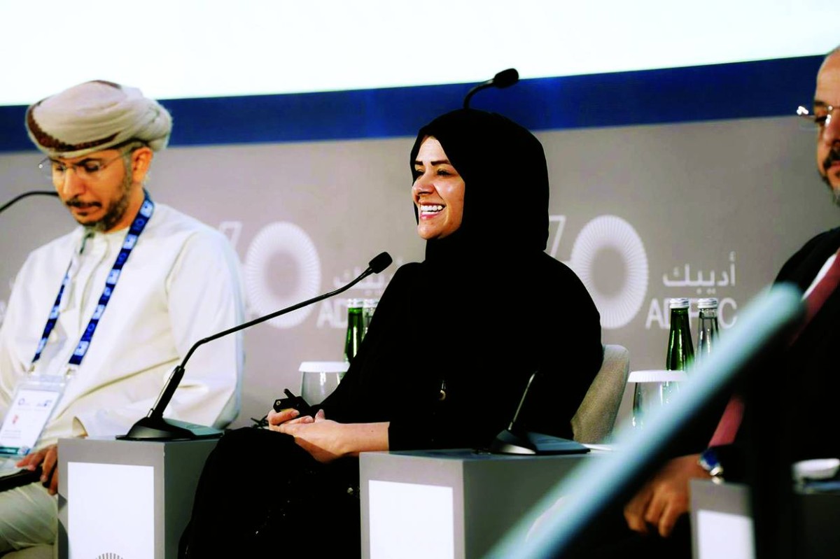 نوال الهنائي خلال مشاركتها في الجلسة