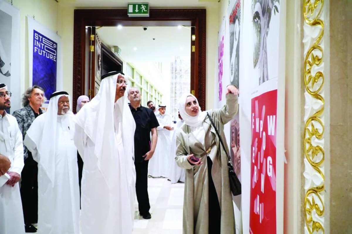 محمد المر خلال افتتاح المعرض بحضور بلال البدور وخليفة بن حريز آل مكتوم وعدد من المسؤولين والمثقفين