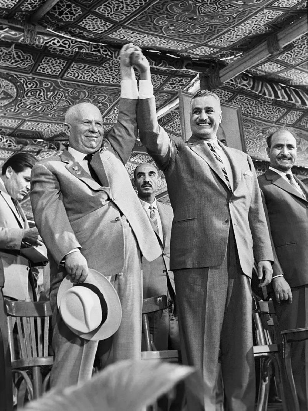 1956 توقف العدوان الثلاثي على مصر بعد تحذير الاتحاد السوفييتي باستخدام القوة في حال استمراره.