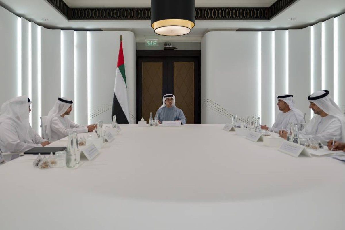 منصور بن زايد مترئساً الاجتماع بحضور محمد الحسيني وخالد بالعمى ويونس الخوري