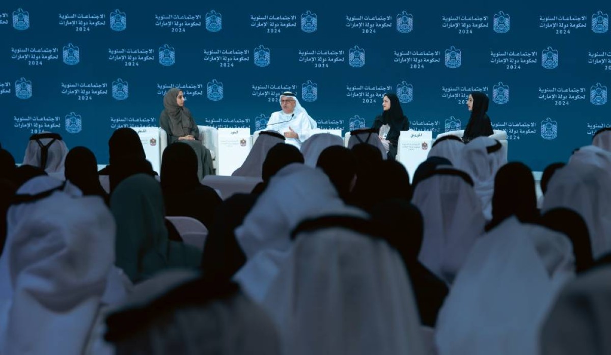 شما المزروعي وسارة الأميري وعبد الرحمن العور وهاجر الذهلي خلال الجلسة