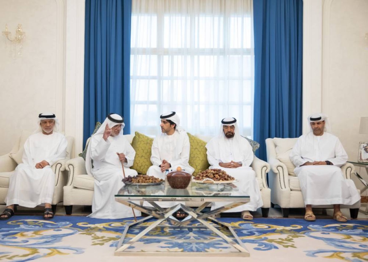 هزاع بن طحنون خلال تقديمه واجب العزاء