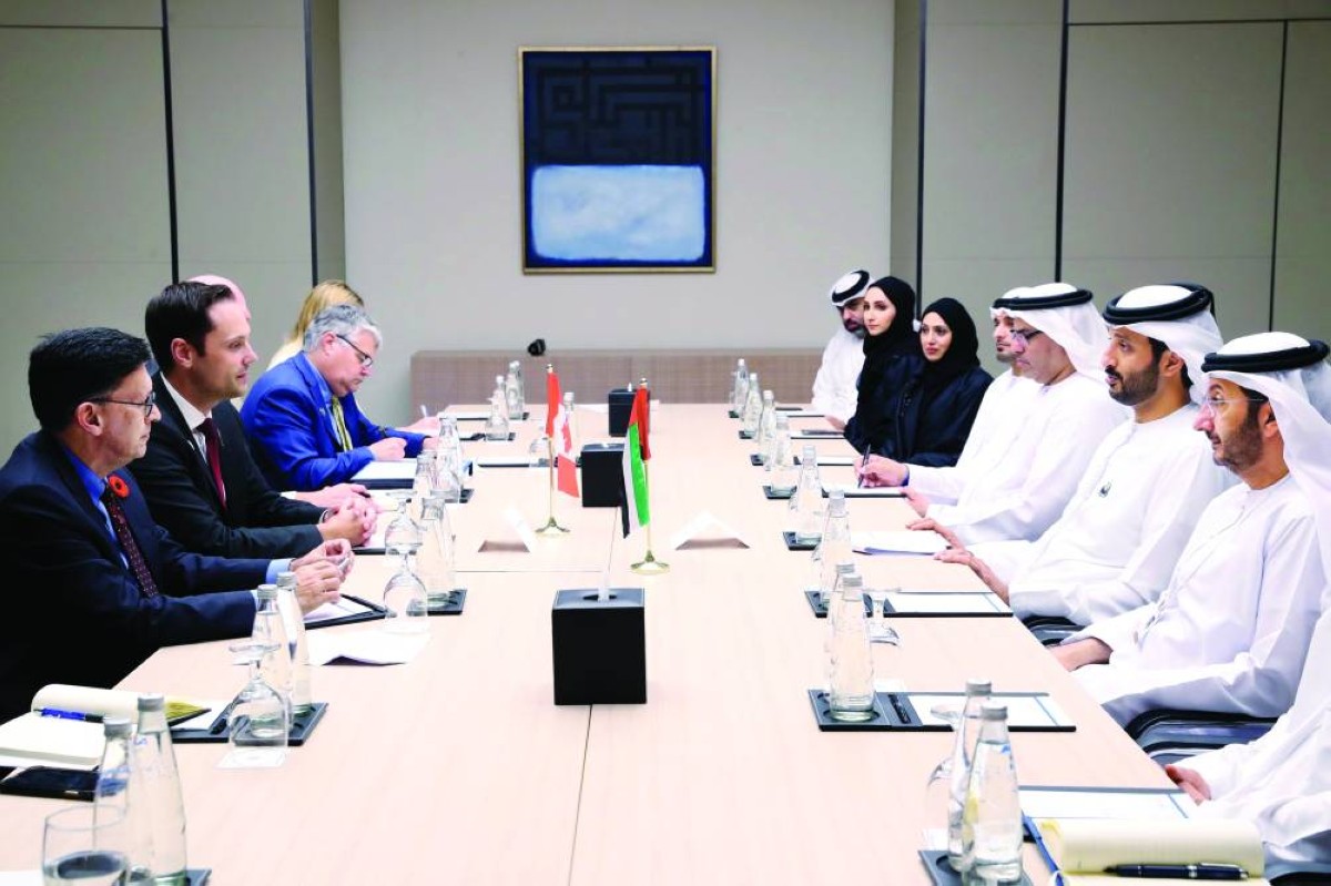 عبدالله بن طوق والحضور خلال اللقاء