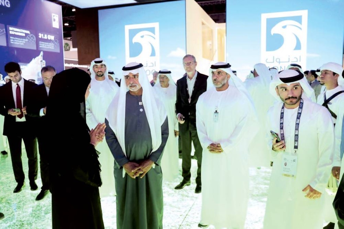 نهيان بن مبارك خلال جولته في المعرض