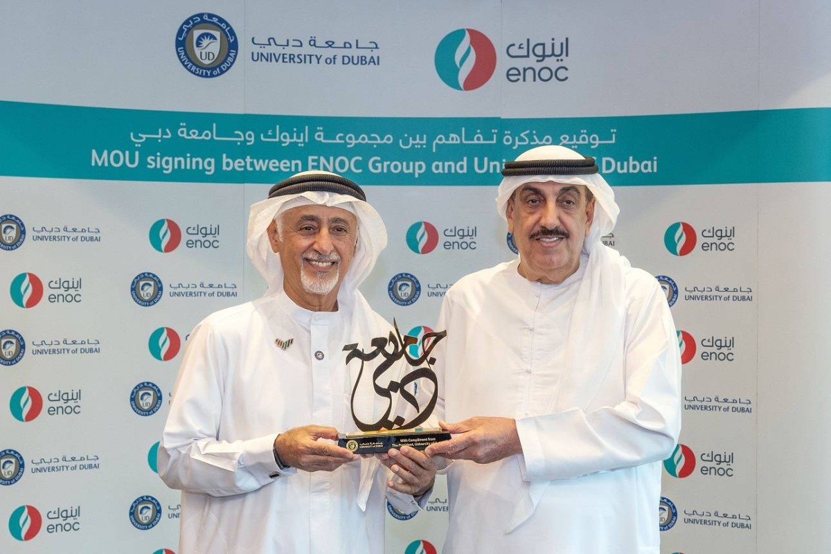 سيف الفلاسي وعيسى البستكي عقب التوقيع