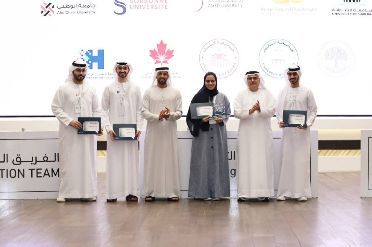 عبدالرحمن العور وسلطان النيادي خلال تكريم فريق جامعة الشارقة