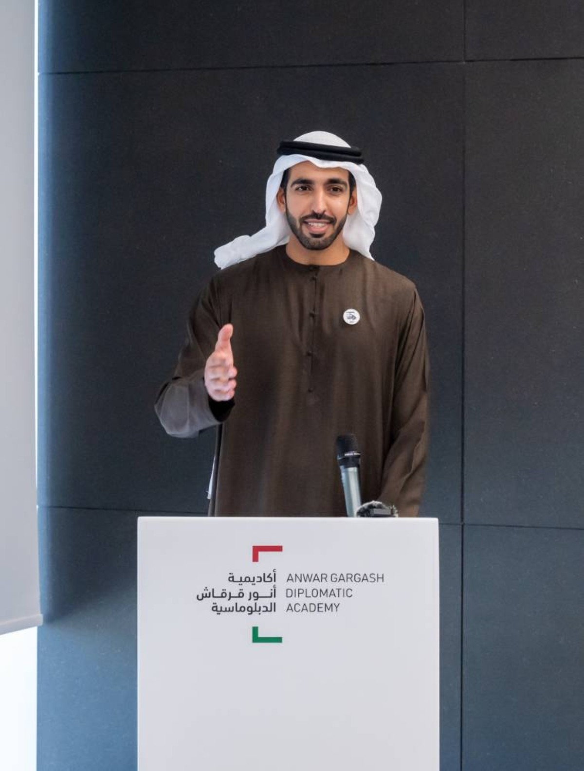 شخبوط بن نهيان متحدثاً خلال اللقاء