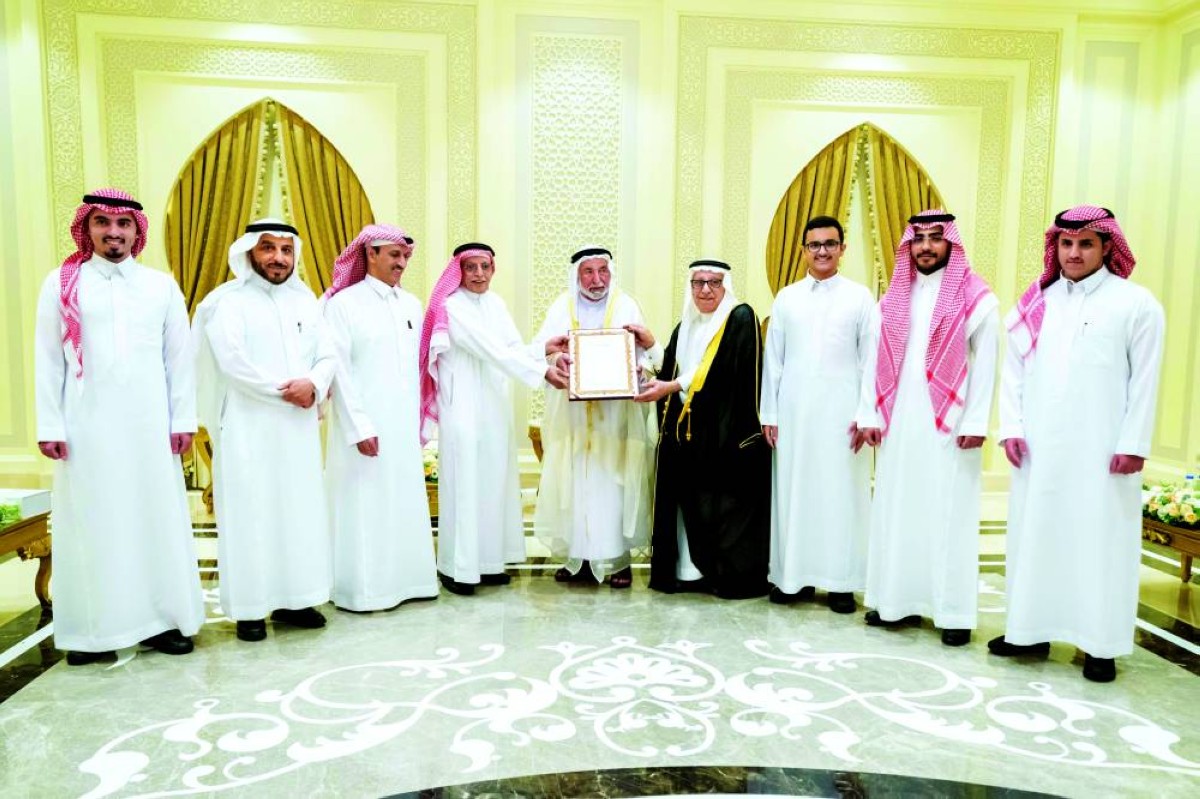 سلطان القاسمي يهدي شهادة تقدير إلى أحفاد العلامة السعدي تقديراً لجهودهم المبذولة في حفظ ونشر تراثه