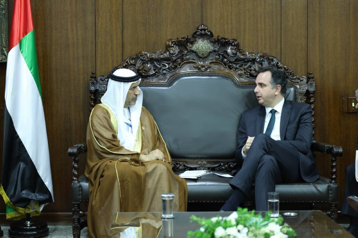 طارق الطاير ورودريغو باتشيكو خلال اللقاء