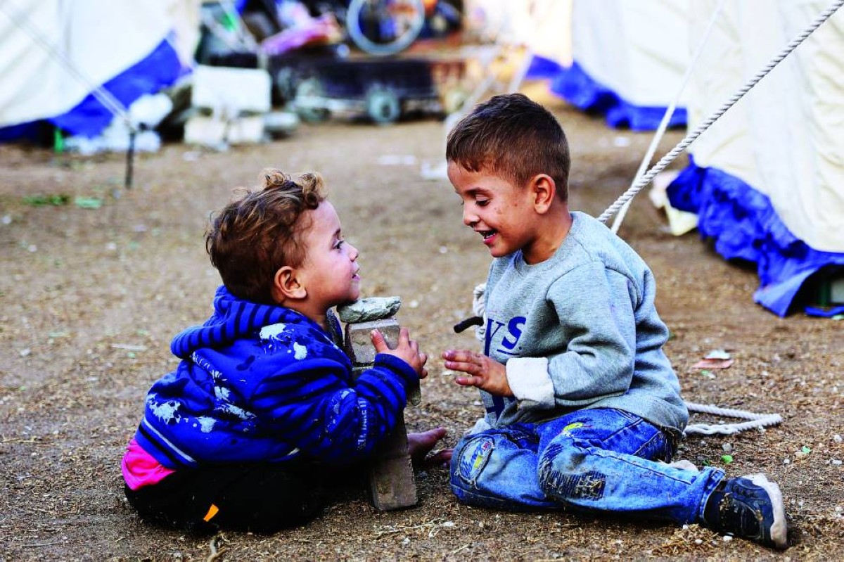 أطفال فلسطينيون بمخيم للنازحين في استاد فلسطين بمدينة غزة