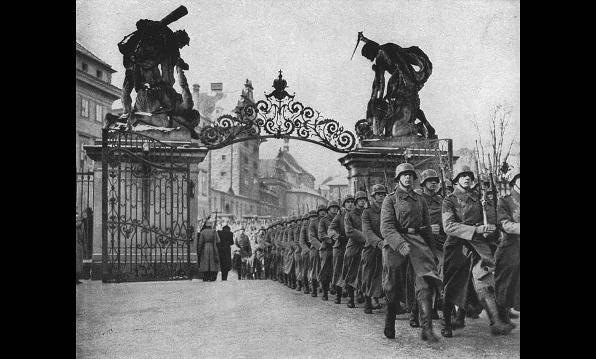 1942 ألمانيا تحت زعامة هتلر تحتل باقي الأراضي الفرنسية المتبقية تحت سيطرة حكومة ڤيشي.