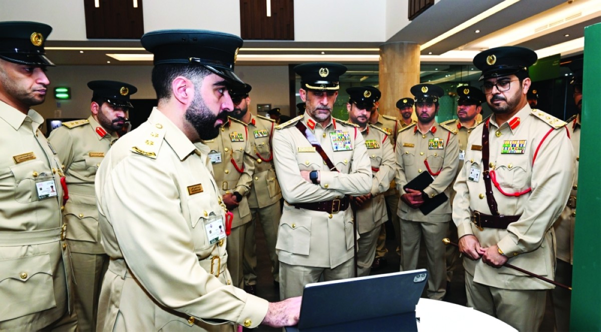 عبد الله المري خلال تفقده الإدارة العامة للتدريب بحضور القيادات الشرطية