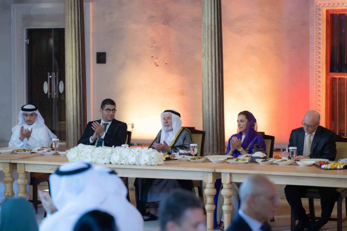 سلطان القاسمي خلال حفل العشاء بحضور بدور القاسمي وأحمد العامري ومحمد بنسعيد