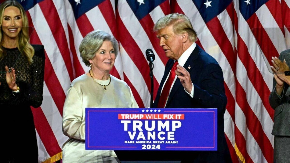 سوزي وايلز مع  ترامب خلال خطاب إعلان فوزه بالانتخابات