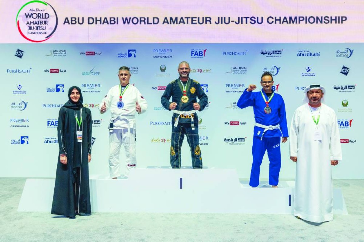 محمد الظاهري وأمل العفيفي خلال تتويج الأبطال 