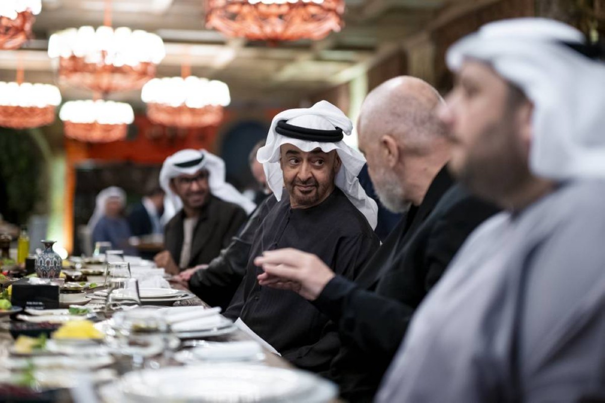 محمد بن زايد في حديث مع إيدي راما بحضور سلطان الجابر ومحمد السويدي