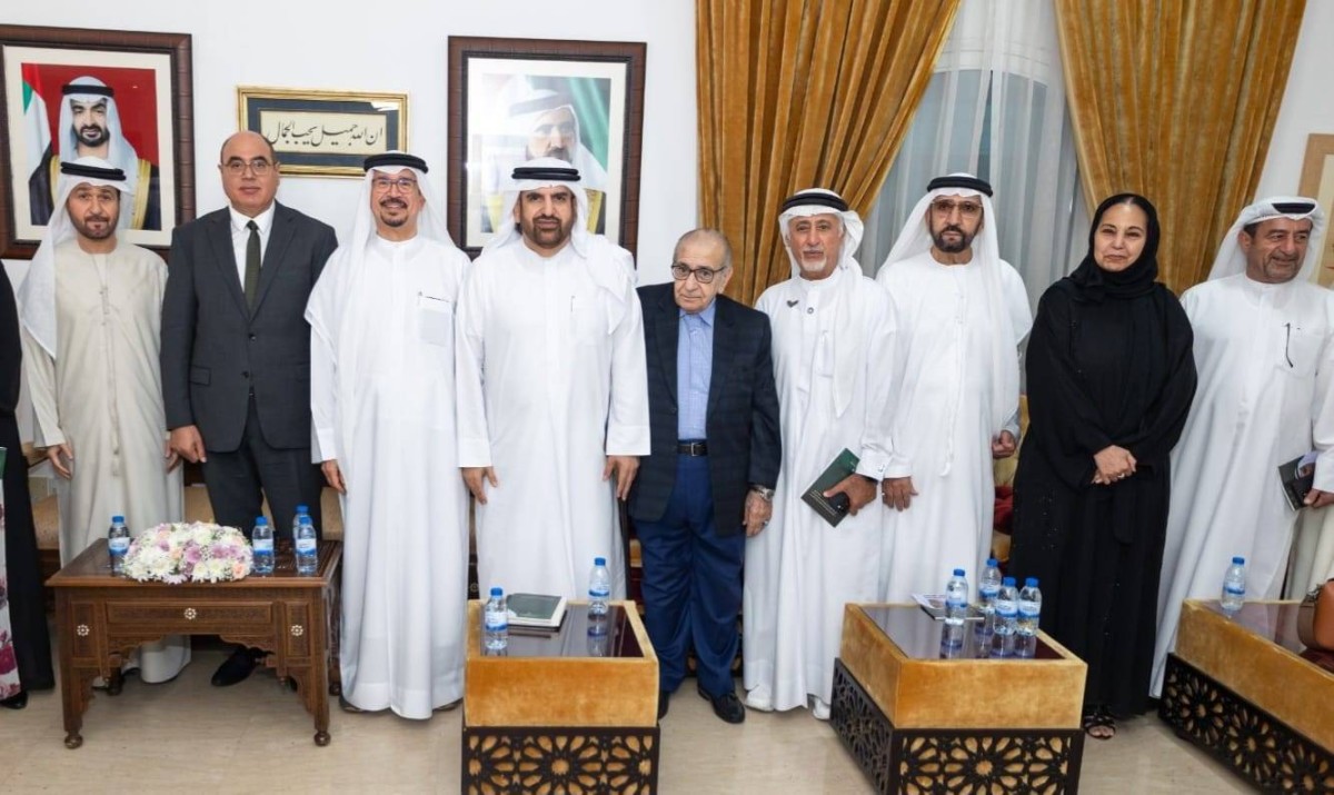 جمال بن حويرب والمشاركون بالندوة في لقطة تذكارية