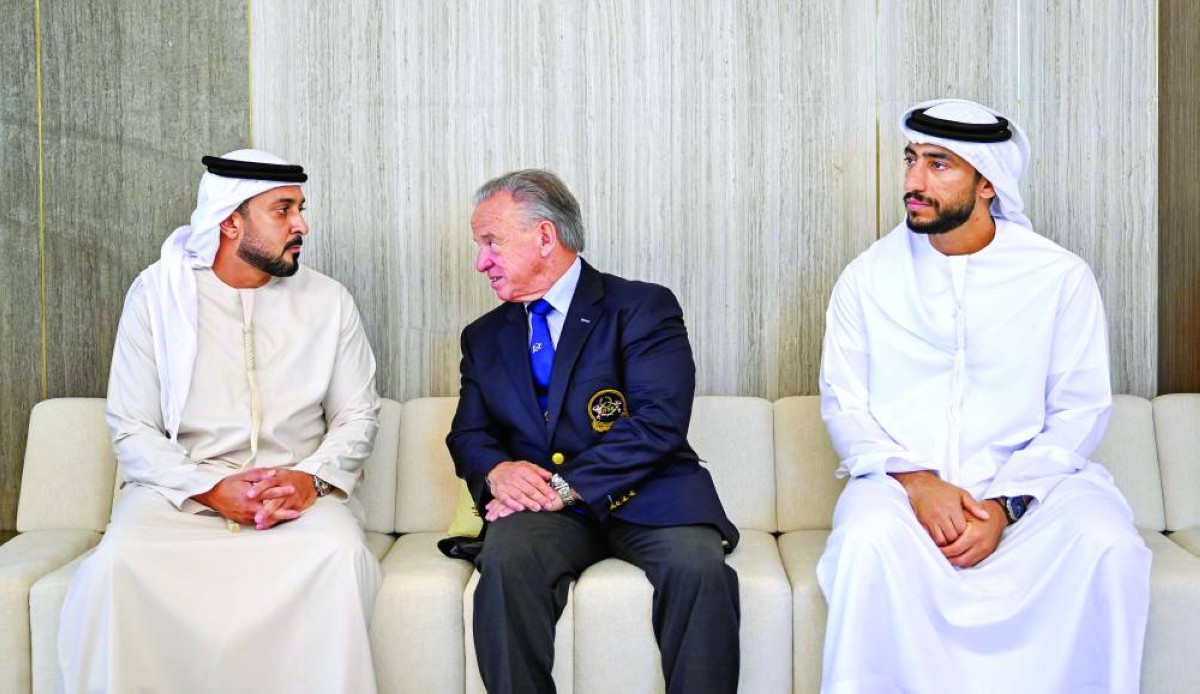 عبدالعزيز النعيمي خلال استقبال رافاييل سانتونجا بحضور عبدالله الشرقي